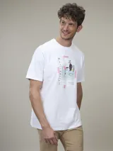 Remera blanca de algodón con cuello redondo y manga corta. Presenta un estampado central con un diseño abstracto y texto en japonés.