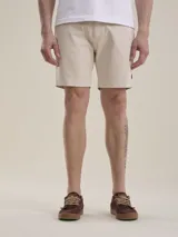 Bermuda de gabardina color beige, de corte casual y diseño liso, con bolsillos laterales y traseros.
