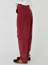 Pantalon de pana color marron oscuro, de corte recto y tiro medio, con costuras reforzadas en las rodillas y cierre frontal con boton.