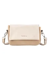 Bandolera Terrano rectangular de color dorado, con tapa frontal amplia, correa larga regulable con hebilla y detalles metálicos plateados.