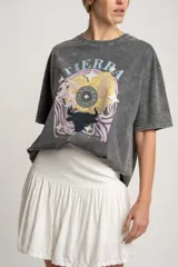 Remera gris con estampa de la palabra "Tierra" y signos zodiacales.