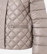 Campera Marfinno de cuello alto con cierre frontal, bolsillos laterales y diseño capitoneado con efecto acolchado.