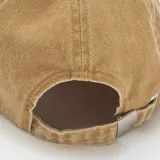 Gorra de béisbol con diseño bicolor, cuerpo en color tostado y visera en color marrón oscuro. Presenta un bordado frontal con el texto 'ECHO RIDGE Rise with the Mountain'.