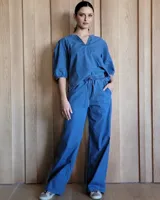 Pantalón de lino color azul, de corte recto y holgado, con cintura elástica y cordón ajustable.