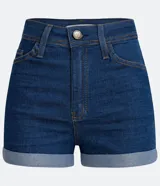 Short de jeans azul oscuro, tiro alto, modelo hot pants con bajo doblado (plegado) y costuras en color caramelo.