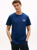 Remera de manga corta Tommy Hilfiger de color azul, con cuello redondo y logo gráfico de la marca estampado en el pecho.
