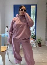 Pantalón deportivo de tiro alto con puños elásticos en los tobillos y bolsillos laterales.