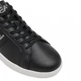 Championes EA7 Emporio Armani de estilo clásico en color blanco, con una franja lateral negra que presenta el logo de la marca en blanco. Incluye detalle en negro en el talón y suela de goma blanca con el logo grabado.