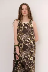 Vestido midi de punto sin mangas, con escote redondo y diseño de rayas verticales en tonos crudo, rosado y marrón oscuro.