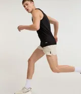 Bermuda de running para hombre, color beige claro, confeccionada en microfibra tecnológica. Presenta cintura elástica con cordón ajustable y bolsillos funcionales.