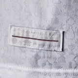 Camiseta de fútbol Umbro del Club Nacional de Football, modelo Home 2026. Diseño en color blanco con tejido jacquard que presenta un patrón de trofeos históricos en toda la prenda. Incluye cuello con detalles tricolores, logo de Umbro, escudo del club con estrellas y sponsors estampados en el frente y mangas.