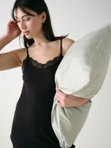 Camisón corto de rib color negro con tirantes finos regulables, escote en V y detalle de encaje en el escote y la espalda.