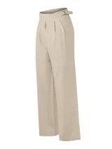 Pantalón de lino orgánico y viscosa color crema, de tiro alto y calce recto. Presenta pinzas en la parte delantera, bolsillos laterales y detalles de hebillas ajustables en los costados de la cintura.
