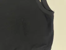 Remera de manga larga color marrón, con cuello redondo y bordado sutil en el pecho izquierdo. Presenta un corte recto con aberturas laterales en el ruedo.