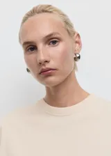 Camiseta de algodón de corte oversize, con cuello redondo y mangas cortas.