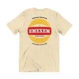 Remera de algodón color beige con estampado gráfico en la espalda que simula una etiqueta de cerveza con la inscripción Emexem, Tristán Narvaja e Industria Uruguaya.