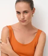 Blusa musculosa básica de poliamida, con escote en U y breteles anchos. Presenta un diseño liso y entallado.