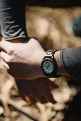 Reloj Chenaut Perle d’Ébène con caja de madera de sándalo rojo, esfera blanca perlada con manecillas azules y malla de madera de ébano.