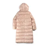 Campera larga tipo puffer color nude, con diseño acolchado horizontal, cuello alto y capucha integrada. Cuenta con cierre frontal doble, botones a presión y puños elastizados.
