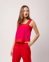 Top fucsia de lino con breteles anchos y diseño de franjas combinadas en rojo.