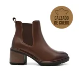 Bota corta de cuero color marrón con elástico lateral, taco cuadrado y suela de goma.