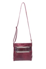 Cartera bandolera de cuero color bordó con diseño combinado de texturas, incluyendo una sección con efecto croco y otra lisa. Cuenta con dos bolsillos frontales con cierre metálico y correa ajustable.