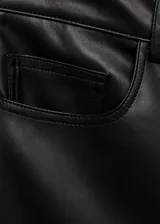 Pantalón largo de tiro alto confeccionado en poliéster con recubrimiento de poliuretano símil cuero, de corte recto y diseño de cinco bolsillos.