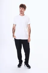 Remera de cuello redondo y manga corta, con diseño básico y calce cómodo.