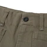 Pantalón de gabardina color verde oliva, de corte ancho y largo a la pantorrilla, con bolsillos delanteros tipo parche.