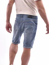 Bermuda slim de denim negro, con bolsillos laterales y traseros, cierre frontal con botón, y cordón ajustable en la cintura.