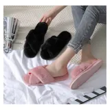 Pantuflas de estar por casa con diseño de bandas cruzadas, confeccionadas en material sintético de pelo largo y suave. Poseen suela de goma con plantilla acolchada.
