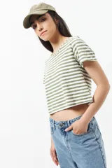 Remera corta a rayas horizontales azul marino y blanco, de manga corta y corte ajustado.