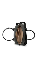 Cartera de mano marrón de tela impermeable, con doble bolsillo frontal con cierre, asa corta de mano y correa larga ajustable y desmontable. Incluye bolsillos interiores para mayor organización.