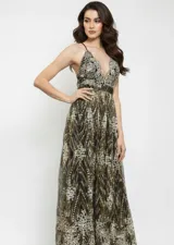 Vestido largo de fiesta confeccionado en tela mesh con acabado glitter. Presenta un diseño con escote en V profundo, breteles finos y falda amplia con caída fluida.