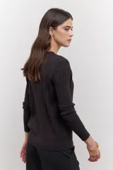 Sweater azul marino de tejido de punto acanalado con escote en V y mangas largas.