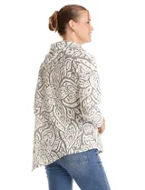 Buzo de tejido soft labrado con diseño floral, cuello volcado con detalle de botones en la solapa, mangas tres cuartos con hombros caídos y ruedo asimétrico en punta.