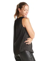 Blusa sin mangas de satén labrado color beige, con cuello a la base fruncido en punto smock.