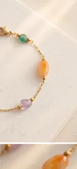 Pulsera de cadena fina con baño de oro, adornada con piedras naturales de colores en tonos pastel.