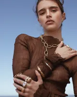 Esclava rígida de diseño artesanal con textura irregular y acabado metálico, ideal para uso diario.