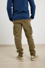 Pantalón cargo negro con bolsillos laterales con fuelle y corte recto.