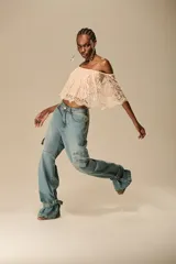 Jean cargo de tiro medio, con fit relajado y pierna recta y suelta. Presenta bolsillos laterales con tapa y hebillas ajustables en los bajos. Confeccionado en denim suave con lavado vintage.