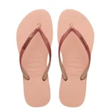 Sandalias tipo ojotas Havaianas modelo Slim Glitter II, color beige arena, con tiras finas cubiertas de glitter brillante.