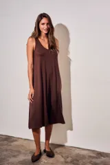 Vestido midi de viscosa color marrón, sin mangas, con escote redondo y silueta fluida y holgada.