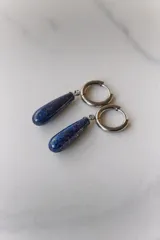 Aros colgantes de acero quirúrgico plateado con dije de piedra natural rosa en forma de lágrima.