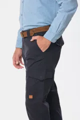 Pantalón cargo azul marino con bolsillos laterales con solapa y cinturón de cuero marrón.