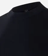 Suéter de punto color marrón chocolate, con cuello redondo, mangas largas y corte boxy. Presenta terminaciones acanaladas en cuello, puños y ruedo.