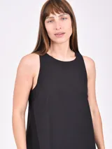 Vestido negro sin mangas, de corte recto y largo por encima de la rodilla.