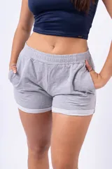 Short deportivo blanco de calce holgado, con cintura elástica y logo bordado en negro.