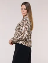 Camperita liviana de silueta entallada y largo a la cintura, con cuello camisero, cierre frontal de botones, mangas largas y bolsillos con solapa en el pecho. Presenta estampado animal print.