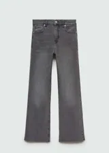 Jeans Sienna de tiro medio y corte flare con diseño crop, estilo vaquero en color gris, con cinco bolsillos, trabillas para cinto y cierre delantero de cremallera y botón.